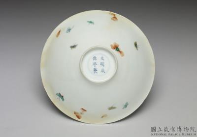 图片[3]-Bowl with lobed rim and wucai polychrome decoration of plum blossoms and butterflies, Ming dynasty, Chenghua reign (1495-1487)-China Archive